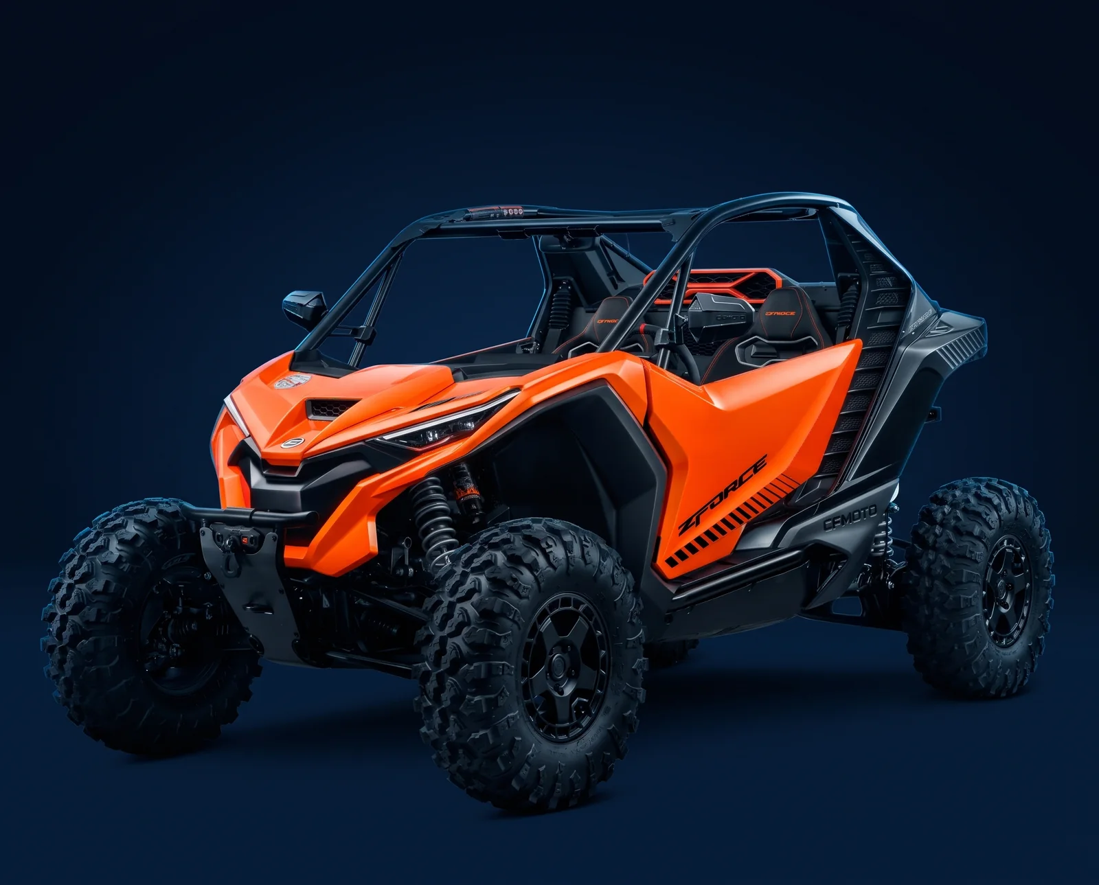 SSV CFMOTO ZFORCE orange et noir, arceaux ouverts, vu de trois quarts avant